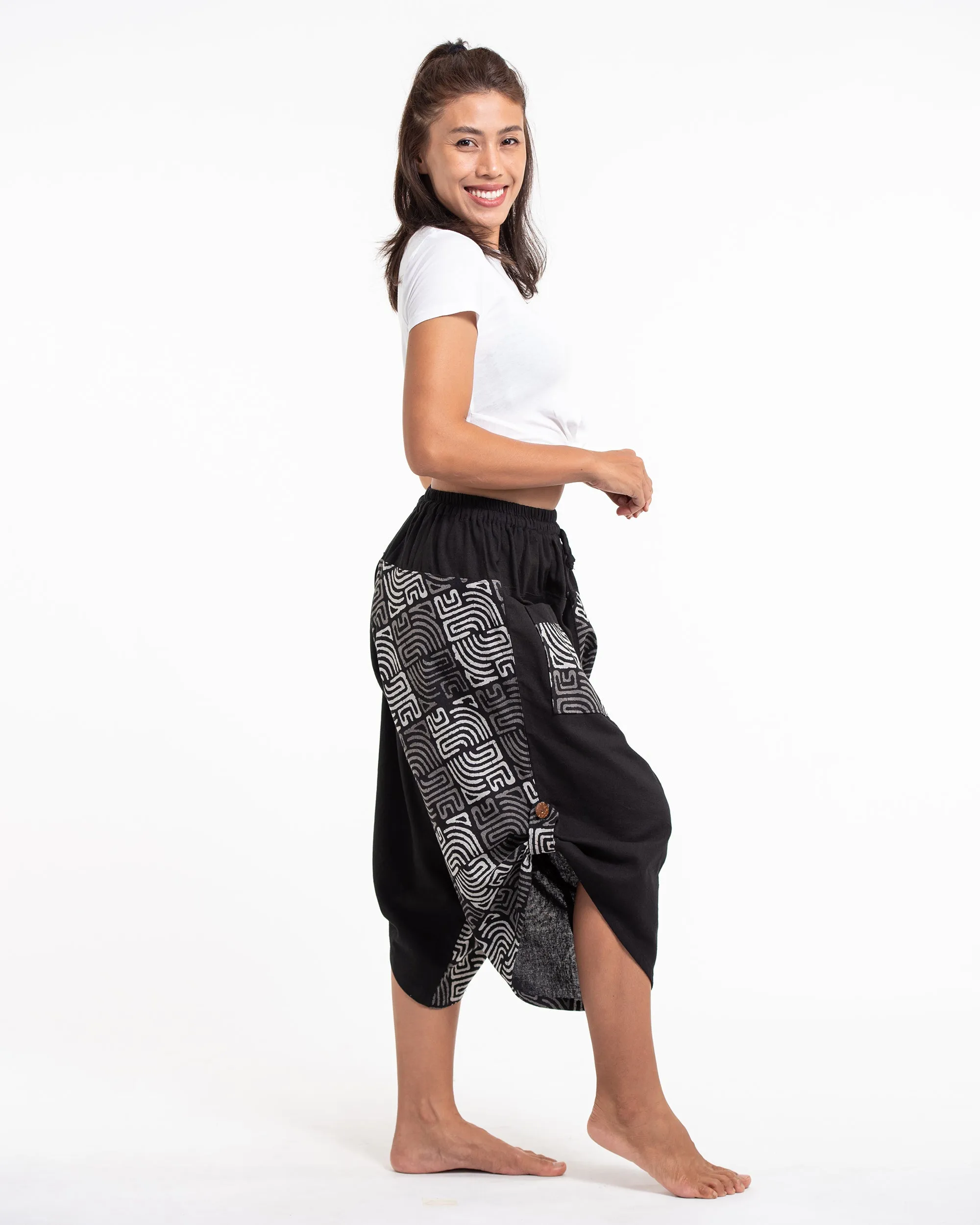 Unisex two Tone Maze Print Three Quarter Pants in Black